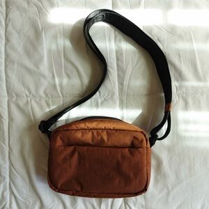 BAGGU Camera Crossbody in Brown